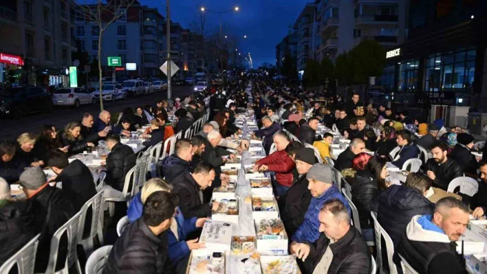 Cadde kapatıldı, 2 bin kişi birlikte iftar yaptı