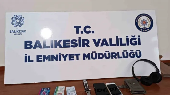 Cadde ortasında bıçak çekip gasp ettiler