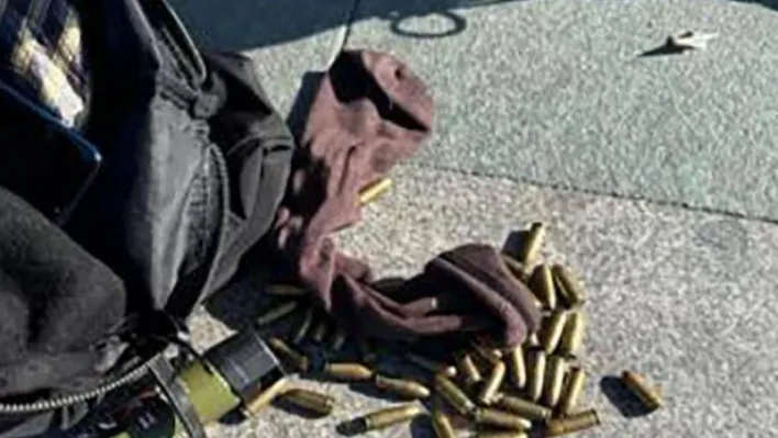 Çağlayan'daki teröristlerin çantalarından çıkan mermiler, plastik kelepçeler ve biber gazının fotoğrafı paylaşıldı