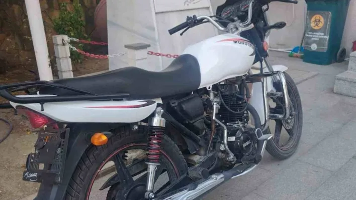 Çalıntı motosiklette sentetik ecza ile yakalandılar