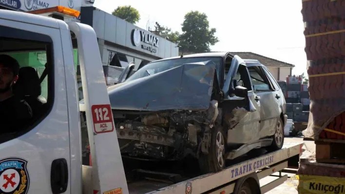 Çalıntı otomobille polisten kaçarken karşı yönden gelen araçla kafa kafaya çarpıştı