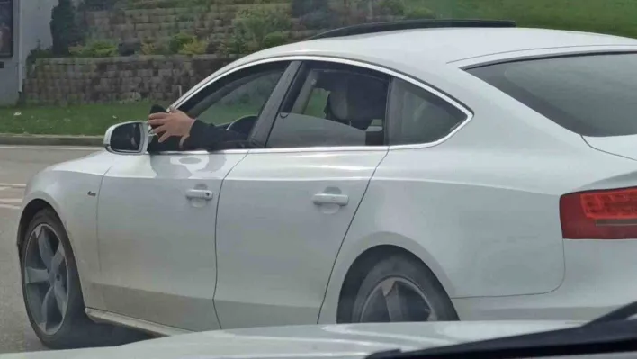 Camdan ayağını çıkaran sürücü 'bu kadarına da pes' dedirtti