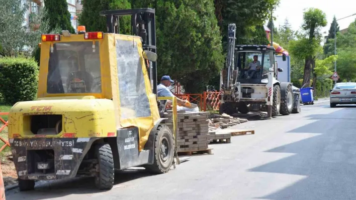 Cami Caddesi'nde kaldırım revize çalışması yapıldı
