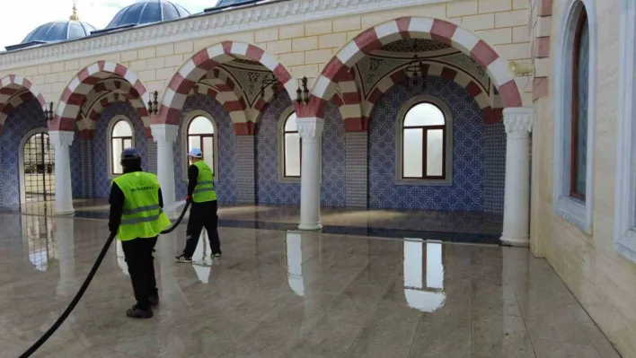 Cami çevresi ve duraklarda bayram temizliği