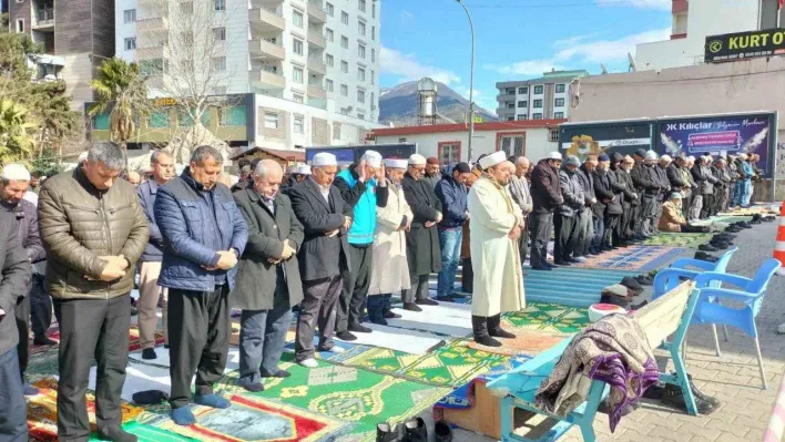 Cami depremde hasar gördü, cemaat meydanda cuma namazı kıldı