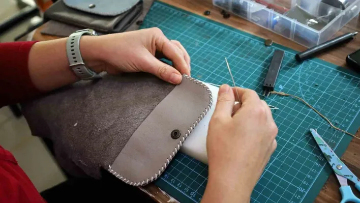 Camili SAMEK'te bir ilk: Deri aksesuarları dersi başladı