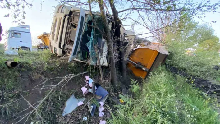 Çan'da kömür yüklü kamyon devrildi, sürücü yaralandı