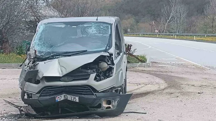 Çan'da kontrolden çıkan ticari araç elektrik direğine çarptı