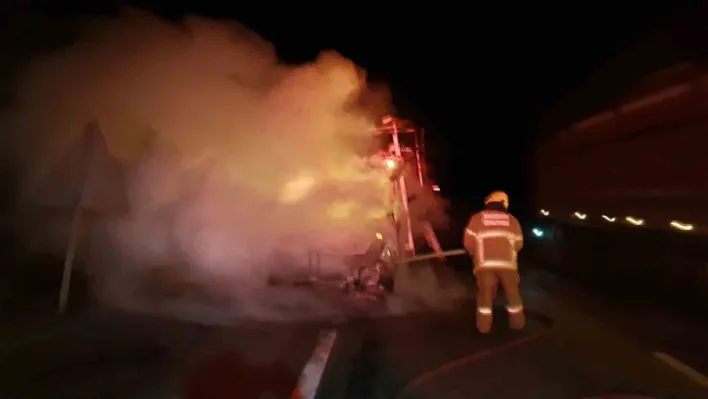 Çanakkale-Bandırma Karayolu'nda gece saatlerinde araç yangını