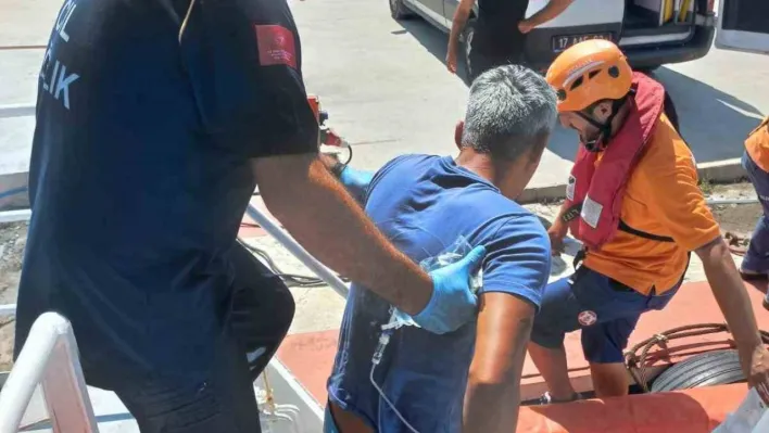 Çanakkale Boğazı'nda balıkçı teknesinde rahatsızlanan personel Kıyı Emniyeti ekiplerince tahliye edildi