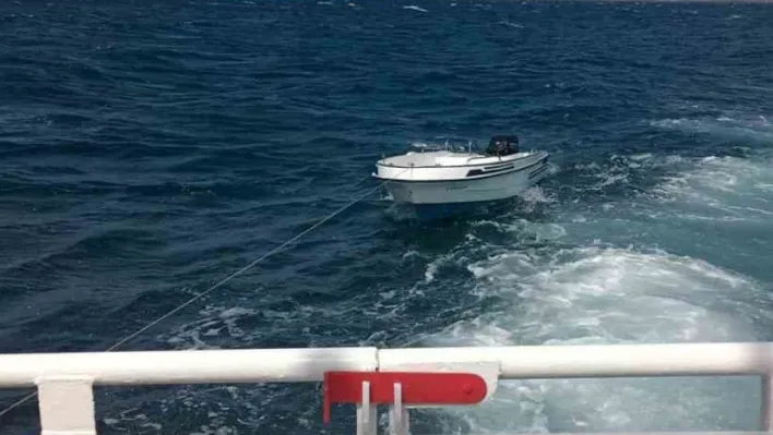 Çanakkale Boğazı'nda başıbos sürüklenen tekne yedeklenerek Lapseki Balıkçı Barınağı'na yanaştırıldı