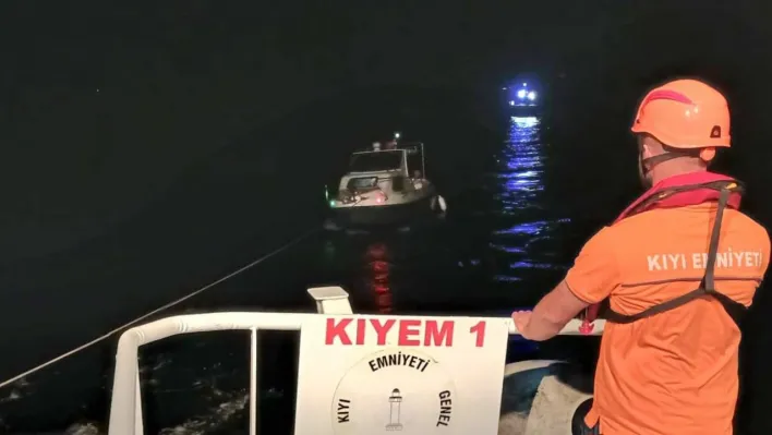 Çanakkale Boğazı'nda dümen arızası nedeniyle sürüklenen tekne kurtarıldı