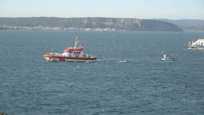 Çanakkale Boğazı'nda sürüklenen balıkçı teknesi, barınağa yanaştırıldı