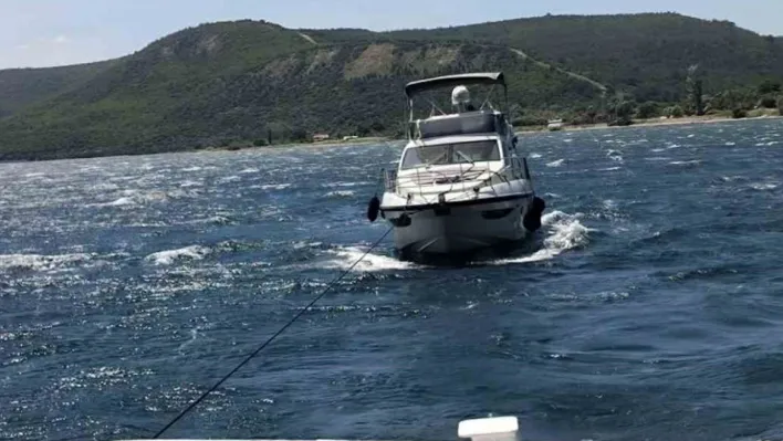 Çanakkale Boğazı'nda sürüklenen içinde 4 kişinin bulunduğu tekne kurtarıldı