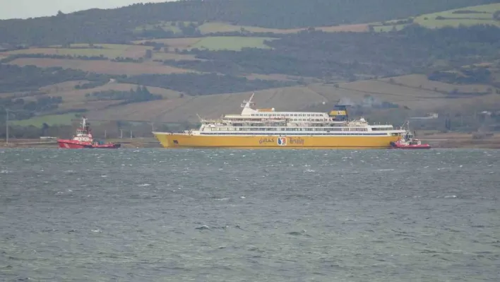 Çanakkale Boğazı'nda yolcu gemisi 'Kevalay Queen' makine arızası yaptı