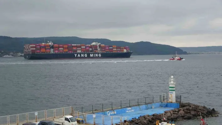 Çanakkale Boğazı'ndan geçen dev konteyner gemileri boğazı kapattı