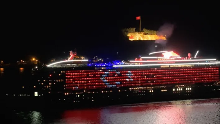 Çanakkale Boğazı'ndan geçen kruvaziyer, gövdesine Türk bayrağını yansıttı