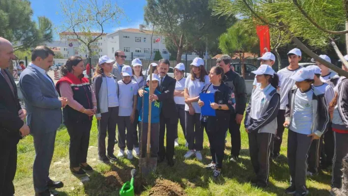 Çanakkale'de, 'Okuldaki Çiftlik' projesiyle meyve fidanları toprakla buluştu