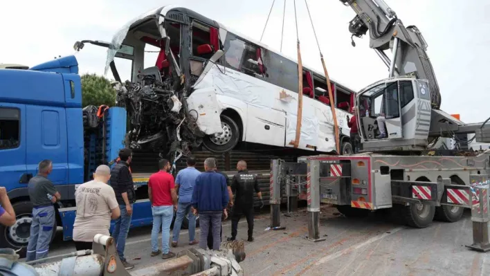 Çanakkale'de 8 kişinin öldüğü kazada enkaza dönen otobüs vinç yardımıyla olay yerinden kaldırıldı