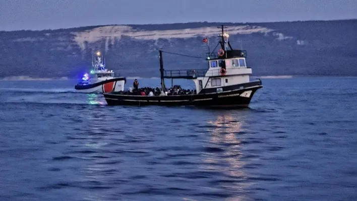 Çanakkale'de balıkçı teknesinde 109 kaçak göçmen ile 3 göçmen kaçakçısı yakalandı