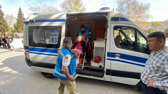 Çanakkale'de beyin kanaması geçiren hasta taşıma sedyeyle gelerek oy kullandı