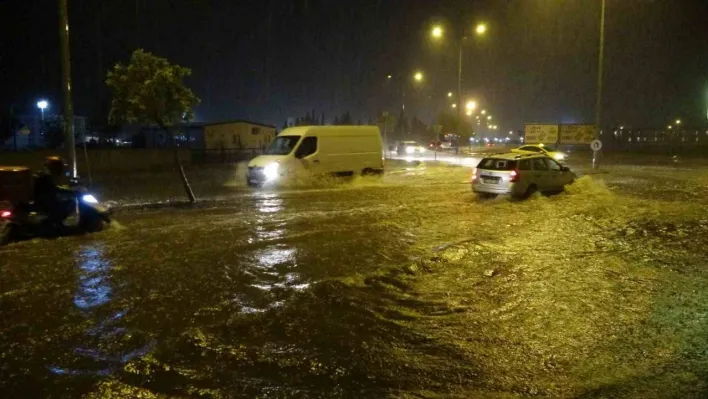 Çanakkale'de cadde ve sokaklar göle döndü