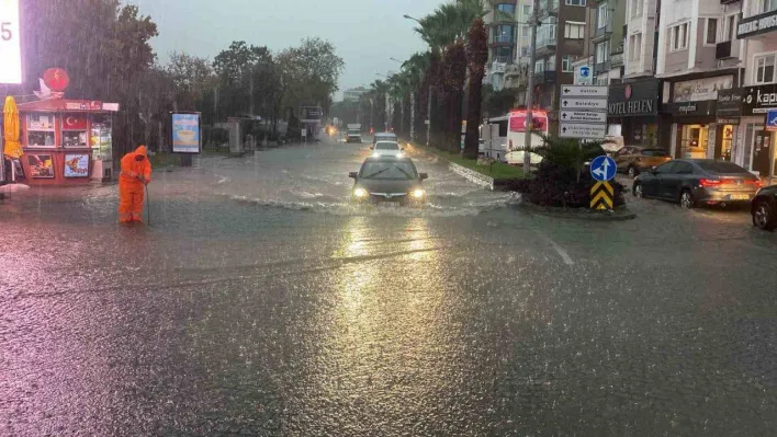 Çanakkale'de cadde ve sokaklar göle döndü