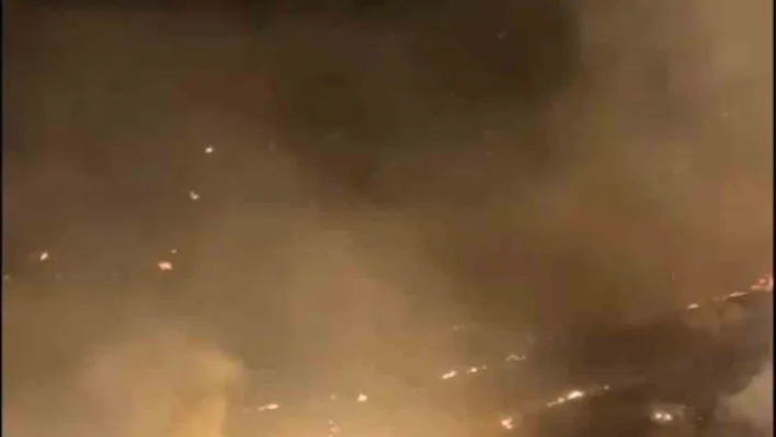 Çanakkale'de çıkan orman yangınında yoğun rüzgar ve alevlerle mücadele devam ediyor