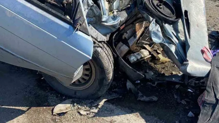 Çanakkale'de iki araç kafa kafaya çarpıştı: 2 ölü