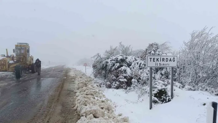 Çanakkale'de İl Özel İdare ekipleri karla kaplı köy yollarını açıyor