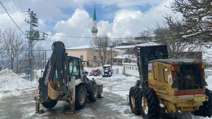 Çanakkale'de kar yağışı nedeniyle ulaşıma kapanan 25 köy yolu açıldı