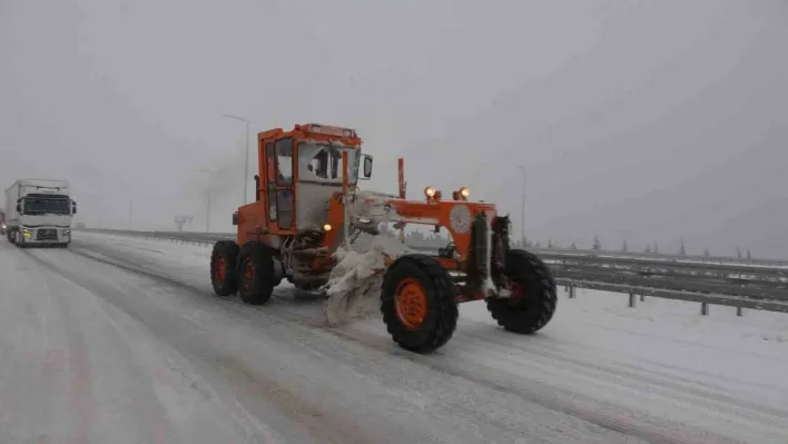 Çanakkale'de kar yağışı ulaşımı güçleştiriyor: 46 köy yolu kapandı