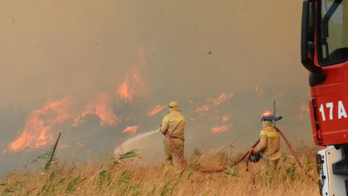 Çanakkale'de orman yangınına 8 uçak, 4 helikopter havadan müdahale ediyor