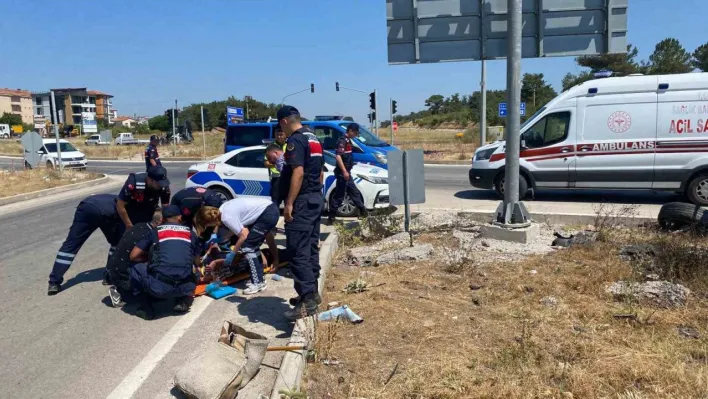 Çanakkale'de otomobil motosiklete çarpıp takla attı: 1'i ağır 2 yaralı