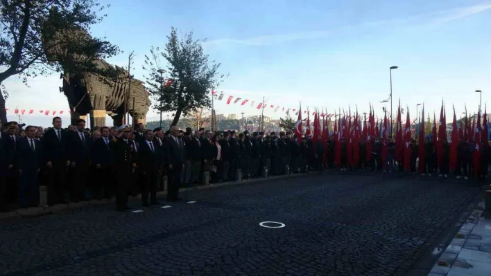 Çanakkale'de saat 09.05'te hayat durdu