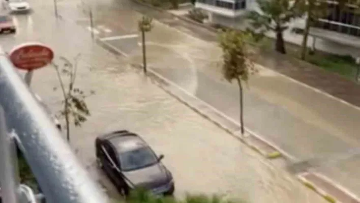 Çanakkale'de sağanak yağışta sokaklar sular altında kaldı