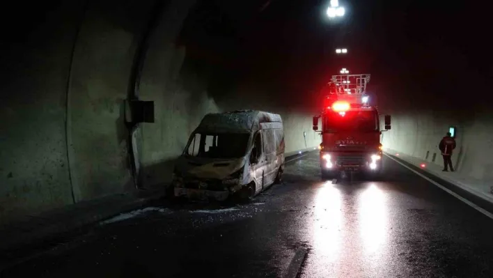 Çanakkale'de seyir halindeki ambulans tünel içinde yandı