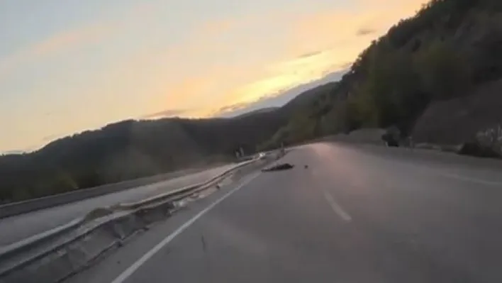 Çanakkale'de seyir halindeki motosikletlinin kaza anı kameraya yansıdı