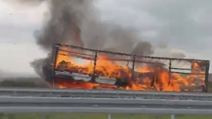Çanakkale'de seyir halindeki tırın dorsesinde yangın çıktı