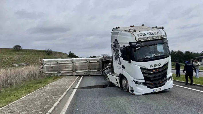 Çanakkale'de seyir halindeyken tırın açılan dorsesi PTS'ye çarptı