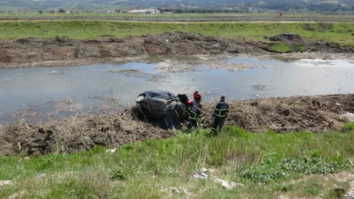 Çanakkale'de sürücü direksiyon hakimiyetini, otomobil çay yatağına uçtu