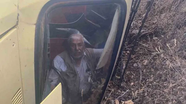 Çanakkale'de takla atan araçta sıkışan sürücü kurtarıldı