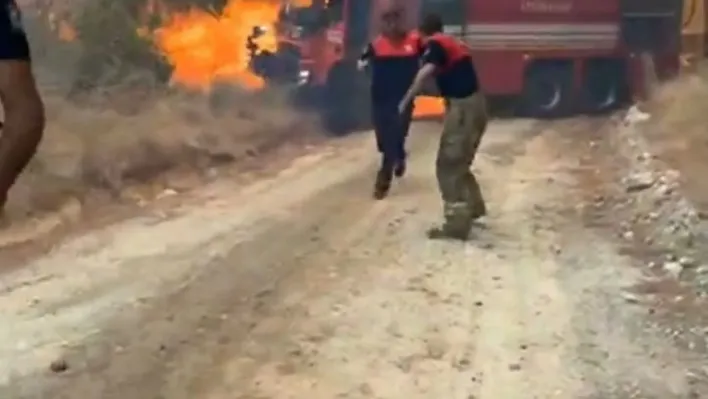 Çanakkale'deki orman yangınında bir itfaiye aracı yandı, itfaiye erleri canını zor kurtardı