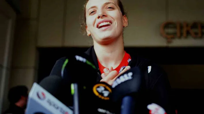 Cansu Özbay: 'Bu daha başlangıç, inşallah çok daha güzel kupalar kazanacağız beraber'