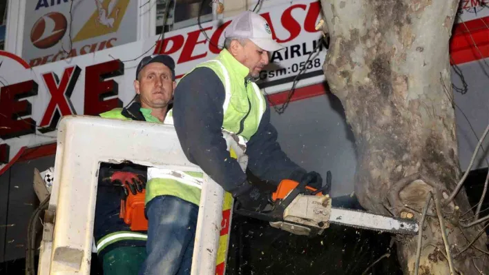 Çark Caddesi'nde gece mesaisi