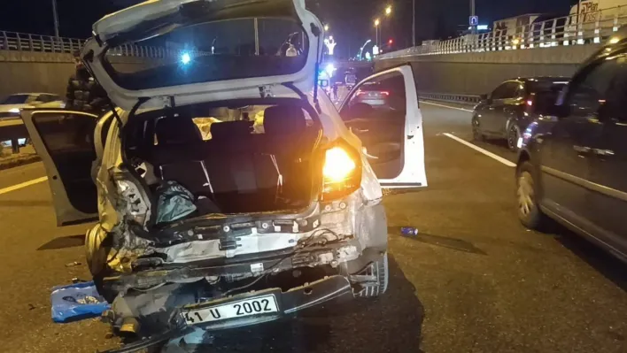 Çarpışan iki otomobilin tekerleri yola savruldu: 1 yaralı