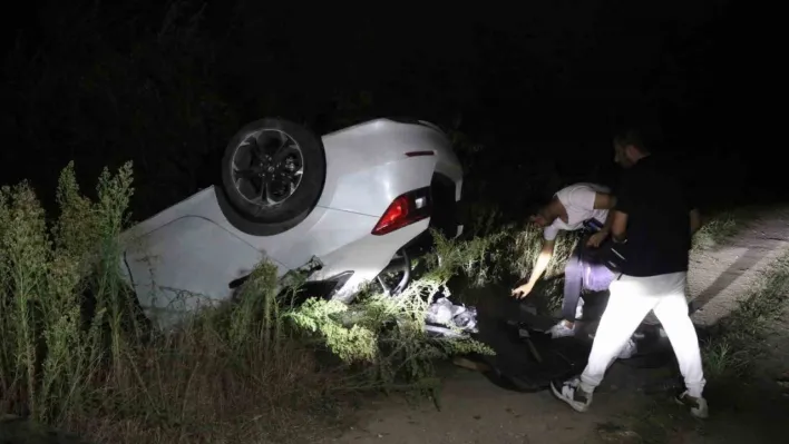 Çarpışan otomobillerden biri takla atarak kanala devrildi: 2 yaralı