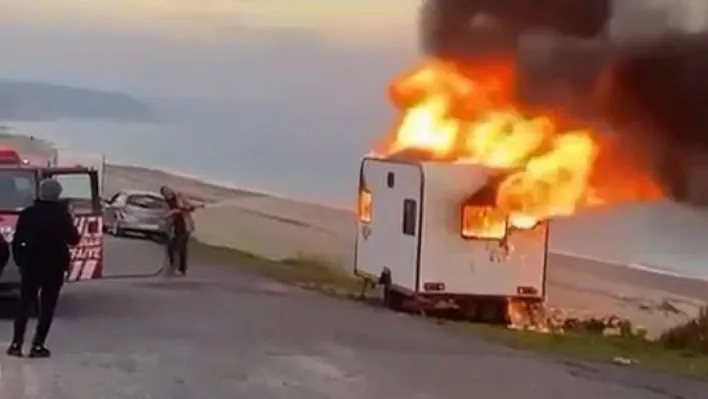 Çatalca'da alevler arasında kalan karavan küle döndü