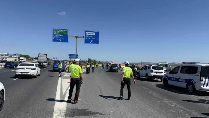 Çatalca'da bariyere çarpan araç parçalandı, 1 astsubay hayatını kaybetti