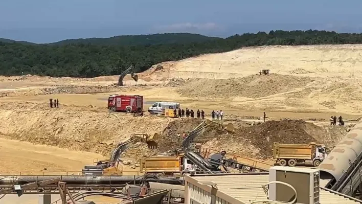 Çatalca'da kum ocağında göçük: İş makinesi atık su biriken alana düştü, operatörü kurtarma çalışmaları sürüyor